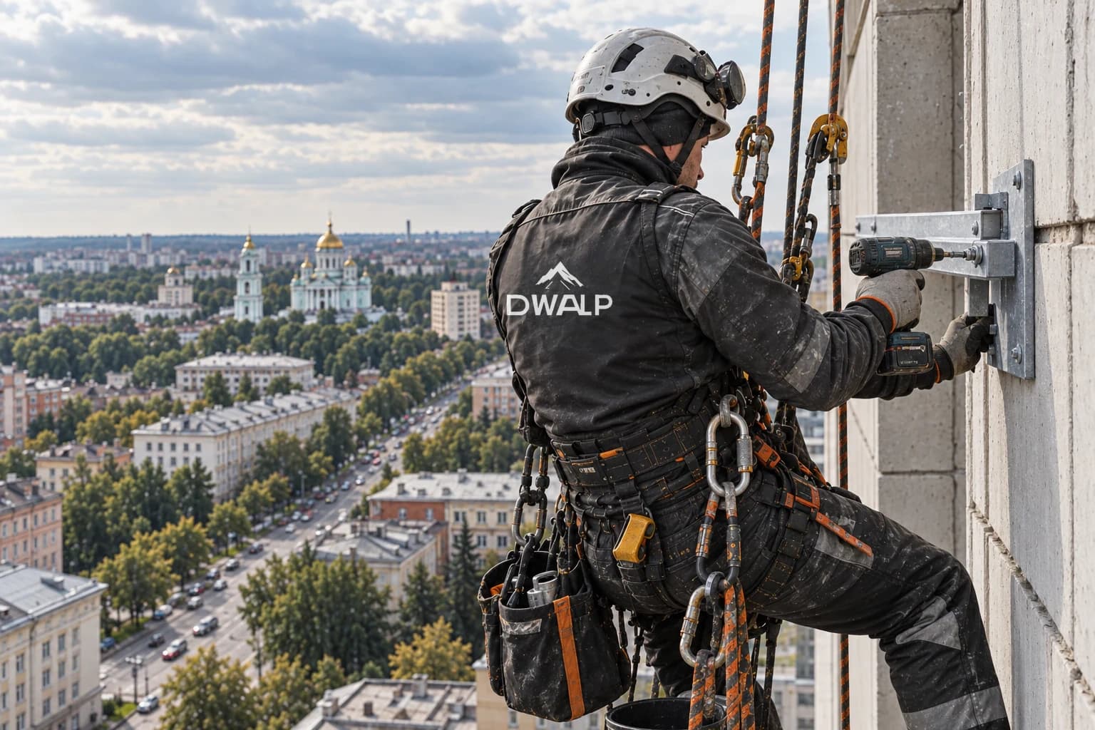 Промышленный альпинист монтирует металлическое крепление на фасаде