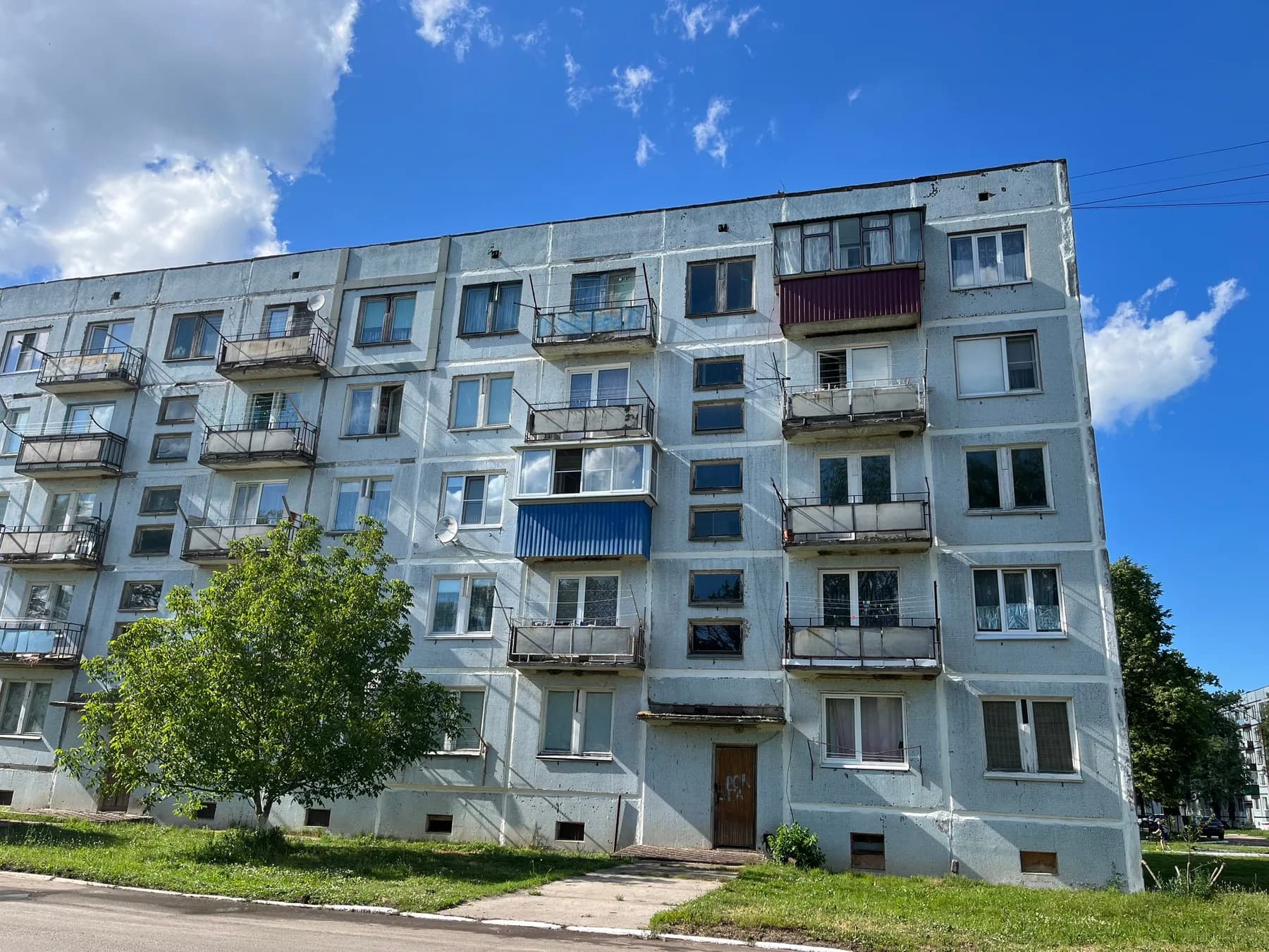 Фасад многоквартирного дома после ремонта межпанельных швов