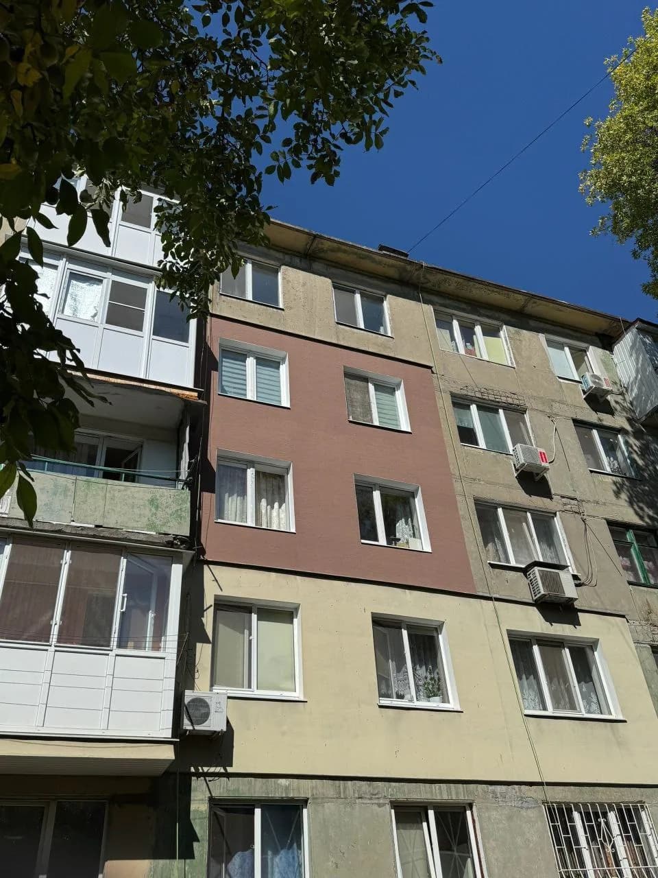 Восстановленный участок фасада вокруг межпанельных швов